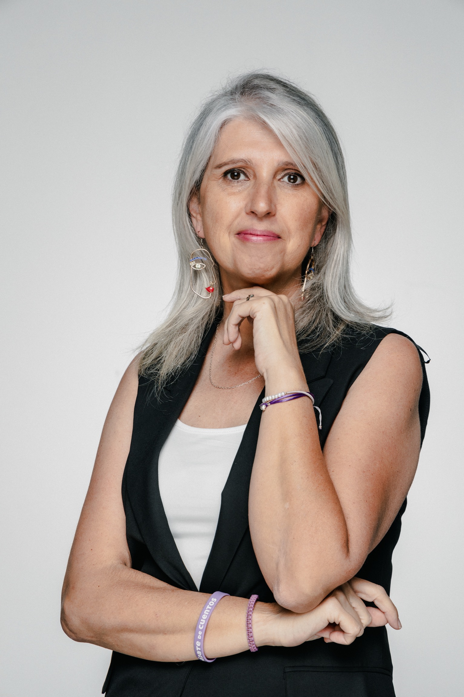 Mónica Radován Pineda, periodista y directiva en comunicación, en pose reflexiva con la mano en la barbilla